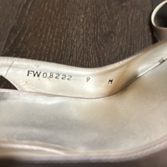 Stuart Weitzman Silver Satin Peep Tor Size 9 *NEVER WORN* small mark on heel - Picture 8 of 9
